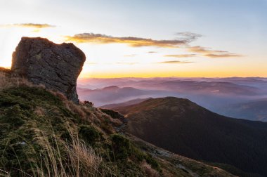 Uçurumdan gün doğumu. Güneş dağın arkasında saklı..
