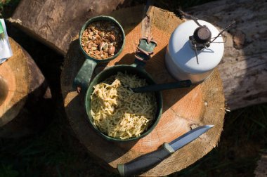 Doğada kahvaltı. Sokakta yemek yemek..