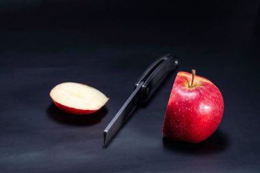 Elma bıçakla kesilmiş. Elmaları kes.