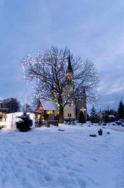 Yılbaşı ağacı. Ağaç bir çelenkle süslenmiş..