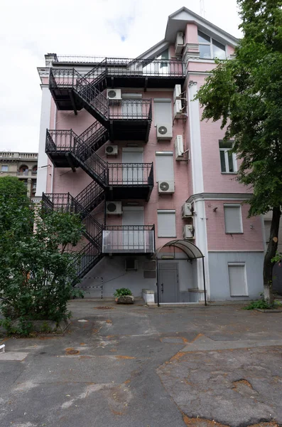 Brandtrap aan het einde van het gebouw. Trappenhuis voor noodgevallen. — Stockfoto