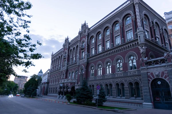 Будівля Національного банку України. Вечірнє фото. — стокове фото