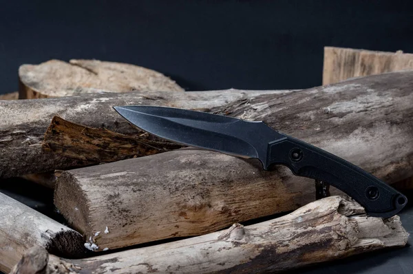 Coltello grande con lama fissa. Coltello su legno tritato . — Foto Stock