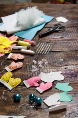 Yeni yıl oyuncakları ve kar taneleri. Tatil için hazırlık.