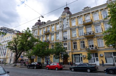 Kyiv, Ukrayna. Haziran 2018. Sokaktaki Bogdan Khmelnitsky binası. Eşsiz mimari.