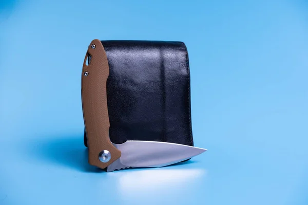 Nóż i portfel. Ratowanie i bezpieczeństwo. Widok z przodu portfela i noża. — Zdjęcie stockowe