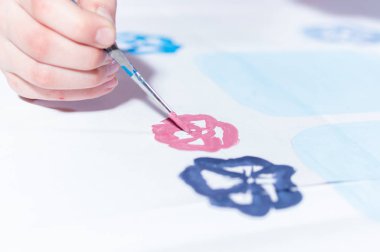 Taslağı fırçala. Boya ve fırçala. Desenleri çiz.