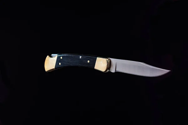 Coltello pieghevole con elementi in rame. Coltello da caccia grande . — Foto Stock