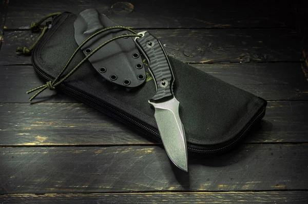 Un cuchillo grande y torpe en la cartera. Cuchillo y bolso . — Foto de Stock