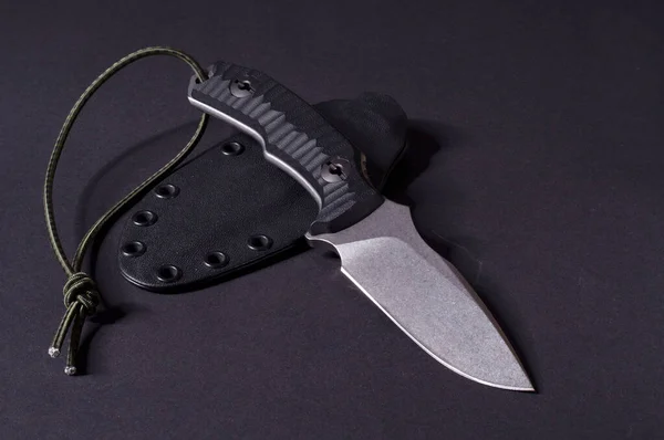 Kés műanyag burkolattal. Kés egy teáskannával. Nagy katonai kés rögzített pengével. — Stock Fotó
