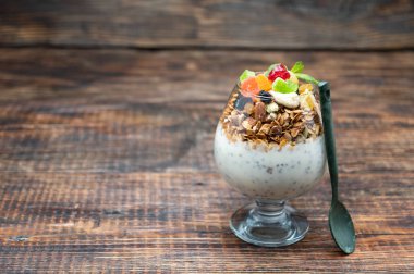 Bardakta kokteyl ve kaşık. Güzel kokteyl.