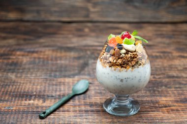 Çeşitli fındıklar ve yoğurt karışımı. Yoğurt ve fındıklı kahvaltı..