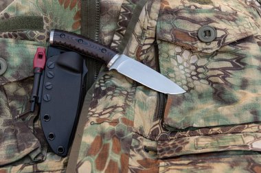 Plastik kılıflı büyük bir av bıçağı. Avcı bıçağı.