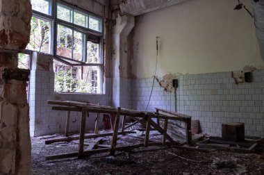 Terk edilmiş bir odada harabeler. Çernobil bölgesinde fırın. Çernobil 'deki terk edilmiş fabrika..