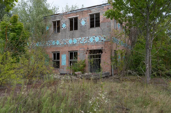 Eski Sovyet binası. Sovyet mimarisi. Çernobil bölgelerindeki terk edilmiş devlet daireleri. — Stok fotoğraf