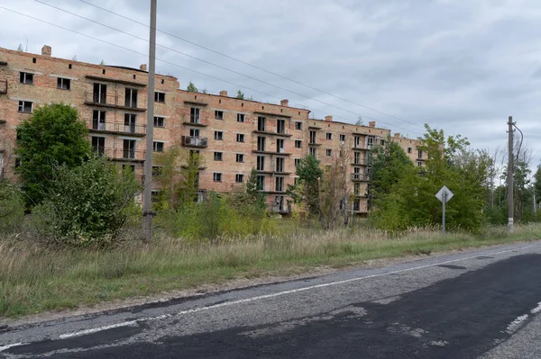 Großes Wohnhaus, aus dem Menschen vertrieben wurden. Zwangsräumung von Mietern aus Wohnungen. Sperrzone. — Stockfoto