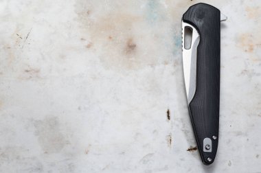 Katlandığında düzgün ve zarif bir bıçak. Üst görünüm.