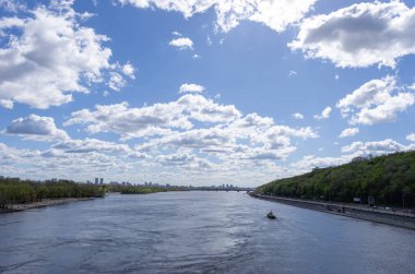 Büyük bir şehirde geniş bir nehir. Kyiv 'deki Dinyeper Nehri.