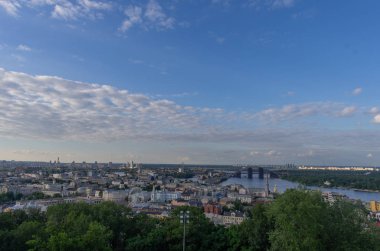 Kyiv 'in yüksekten görünüşü. Kyiv ve Dinyeper Nehri.