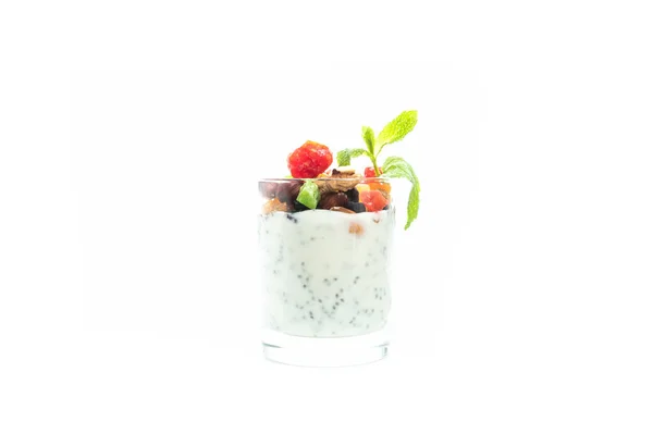 Pudim de chia e frutas secas. Sementes de iogurte e chia. Um cocktail saudável com frutas secas . — Fotografia de Stock