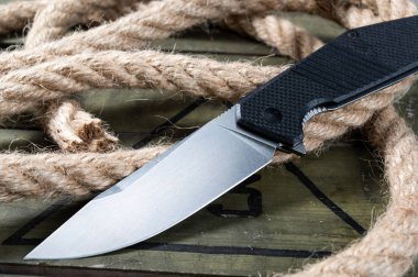 Çakı ve ip. İpin arka planında bıçak var..