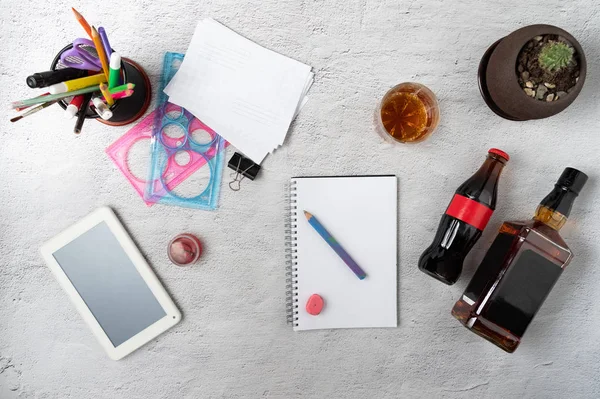 Plegando un plan de negocios. Trabajo de oficina. Papelería y bebidas en el escritorio de la oficina . — Foto de Stock