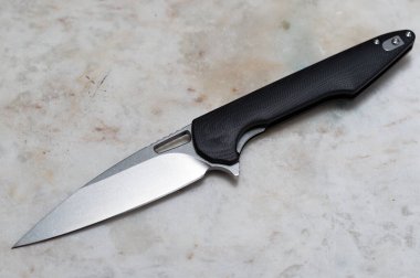 Keskin uçlu mermer bıçak. Mermer üzerinde çakı.