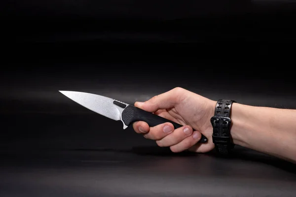 Couteau à la main. Couteau de poche à la main. Couteau et horloge à portée de main . — Photo
