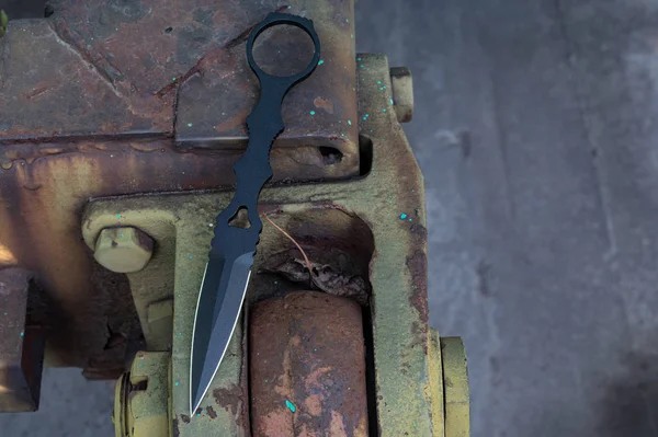 Vollmetallmesser an der Anhängerkupplung der Maschine. Kriegsmaschine und Messer. — Stockfoto