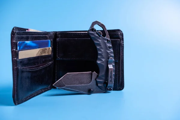 En liten fickkniv och en handväska. Kniv och plånbok för män. — Stockfoto