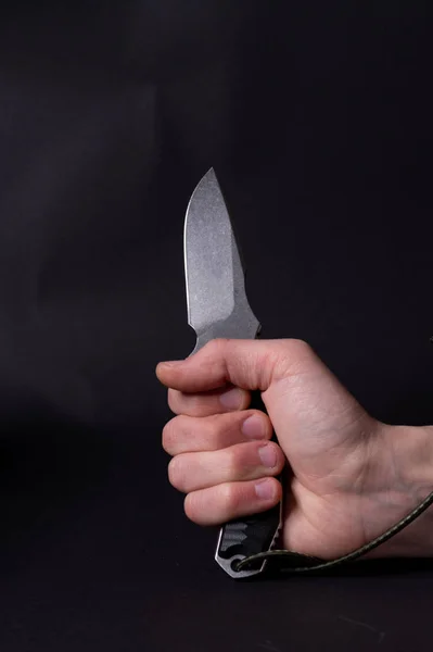 A faca na mão. Assalto com uma faca. Facada com uma faca . — Fotografia de Stock