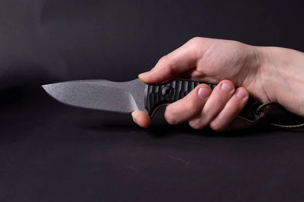 Tiens le couteau dans ta main. Prends un couteau. Réception avec un couteau . — Photo