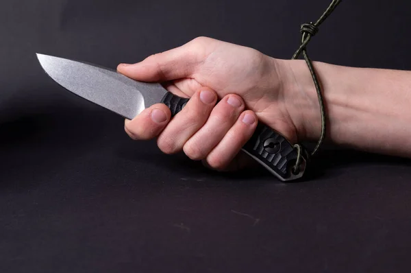 Agarre conveniente de un cuchillo. Sostener un cuchillo en una mano . — Foto de Stock