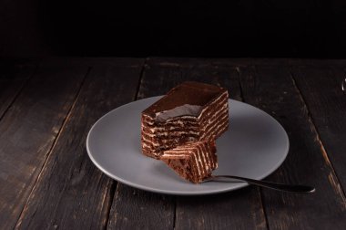 Bir dilim pasta ve bir çatal. Kırık pasta. Çikolatalı pasta. Bir fincan tabağında çikolatalı kek..