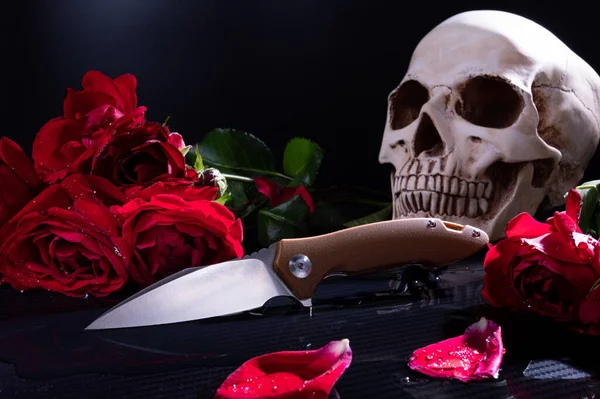 Delicado cuchillo de bolsillo y rosas. Cuchillo y muerte . — Foto de Stock