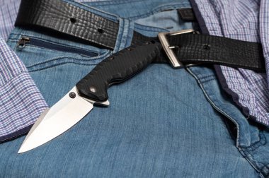 Erkeklerin gündelik tarzı. Bıçak ve kot pantolon. Erkek kıyafetleri. Mavi kot.