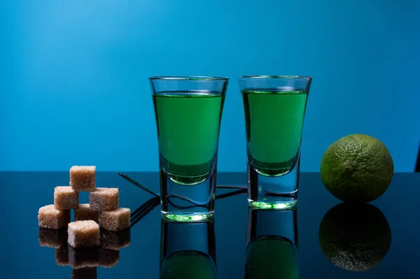 Absinth Limette Und Zucker Einen Cocktail Aus Absinth Zubereiten Zwei — Stockfoto