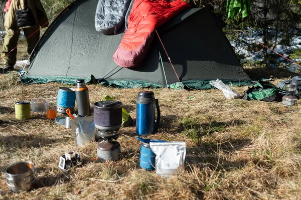 Temel Kamp Turistleri Kamp Alanında Kahvaltı Var Kamp Malzemeleri Mühimmat — Stok fotoğraf