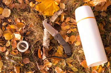 Yürüyüş turisti seti. Termos ve pusula. Seyahat aksesuarları. Üst.