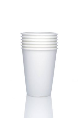 Logosu olmayan bir yığın karton bardak. Dokuları olmayan karton bardaklar..