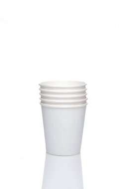 Bir yığın küçük karton bardak. Espresso kahvesi için karton bardaklar..