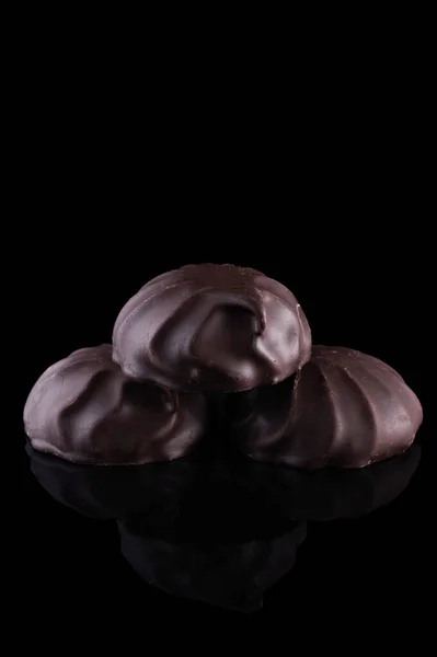 Hromada čokoládových marshmallows na černém pozadí. Izolovat Marshmallow. — Stock fotografie
