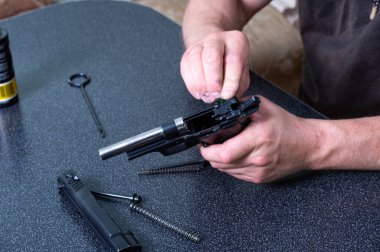 Silahın montajı ve sökülmesi. Yedek parça tabancası. Silahın detayları. Üst.