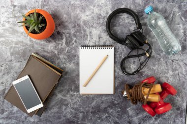 Eğitim planlama. Bir çalışma programı yap. Bir haftalık spor programı. Fitness halatları ve atlama halatları.