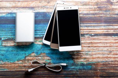 Mobil cihazları şarj etmek için Powerbank. Akıllı telefonlar patlayıcı bekliyor..
