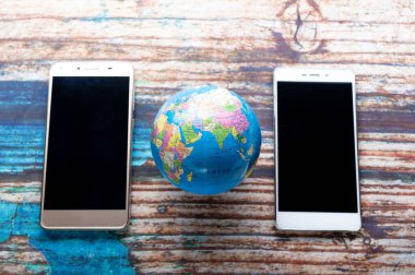 Akıllı telefonlar ve küre. Gezegen boyunca mobil iletişim. Dünya çapında iletişim..