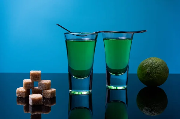 Deux Verres Absinthe Avec Sucre Canne Citron Vert Fonte Sucre — Photo