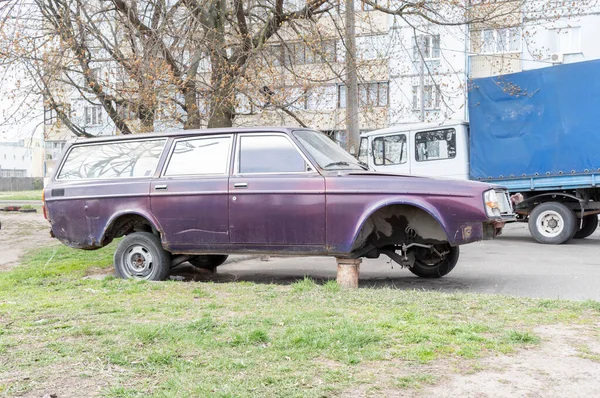 Coche Viejo Sin Ruedas Coche Sin Ruedas Está Parado Sobre — Foto de Stock