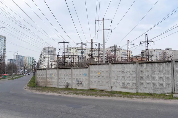 Línea Eléctrica Una Zona Residencial Ciudad Producción Energía Central Eléctrica — Foto de Stock