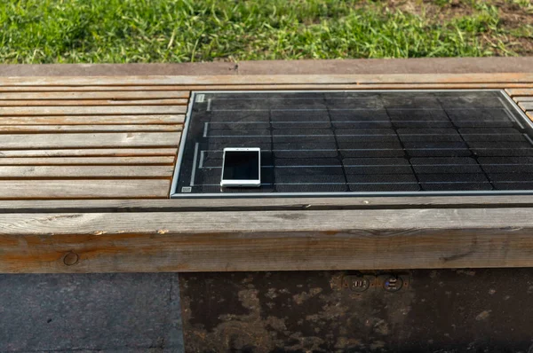 Carregador Solar Montado Banco Loja Cidade Com Bateria Solar Carregue — Fotografia de Stock